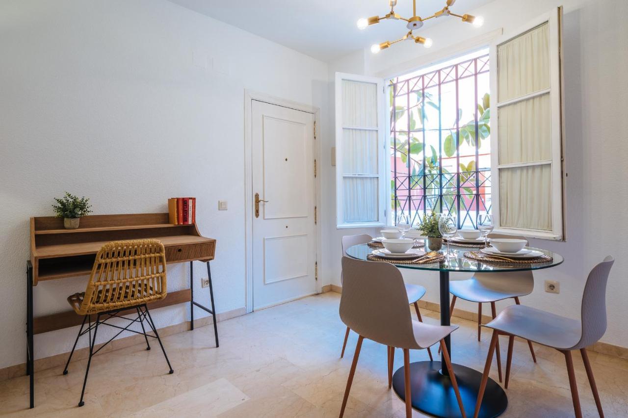Lirio Suite Apartment - Private Parking Included 세비야 외부 사진
