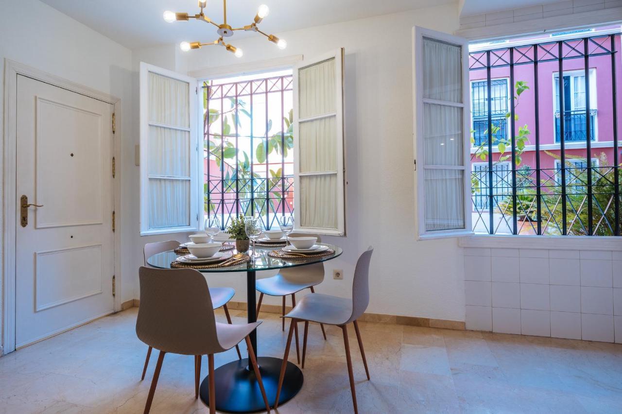 Lirio Suite Apartment - Private Parking Included 세비야 외부 사진