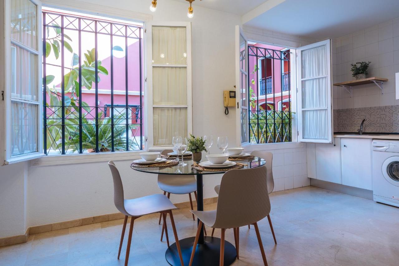 Lirio Suite Apartment - Private Parking Included 세비야 외부 사진
