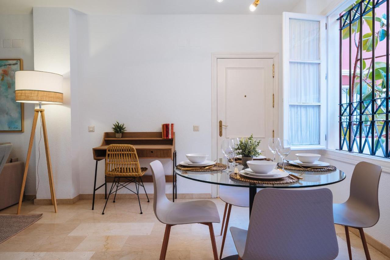 Lirio Suite Apartment - Private Parking Included 세비야 외부 사진